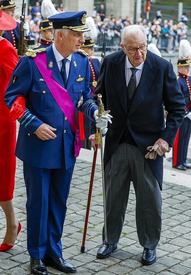 На фото: 91-летний Альберт (справа) и король Бельгии Филипп (65 лет), взошедший на престол в 2013 году.