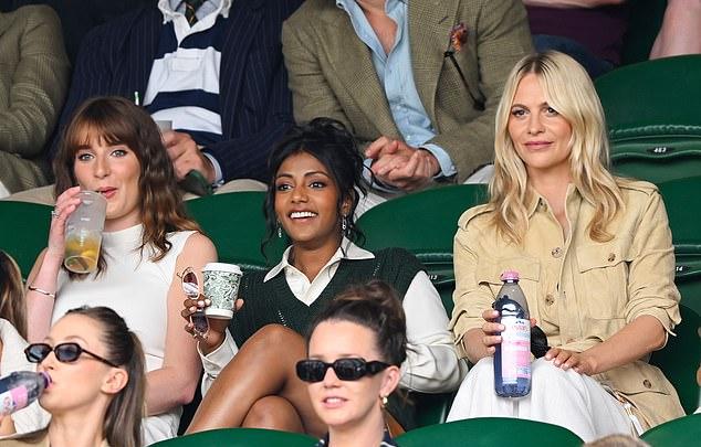Поппи обнаружила беременность на примерке Burberry во время Недели моды в Лондоне, заметив, что вещи стали теснее обычного.