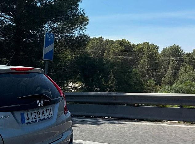 На пятом фото: Honda CRV (еврономера) на шоссе со знаком "100 км/ч" (62 миль/ч).