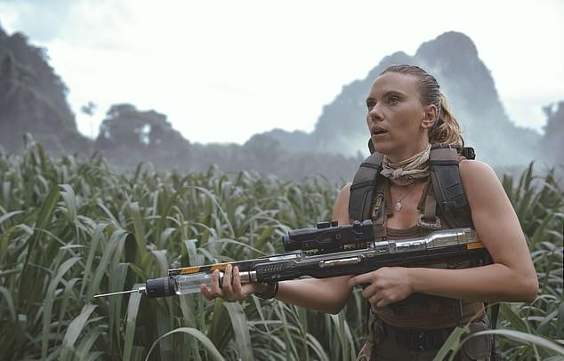 Скарлетт Йоханссон стала самой кассовой актрисой в главных ролях, обойдя Сэмюэла Л. Джексона и Роберта Дауни мл