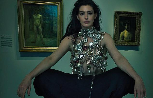 Анна Хэтэуэй, работавшая с Антоноффом и Charli XCX, научилась дышать. "Тело было зажато, не могла глубоко вздохнуть," — сказала она.