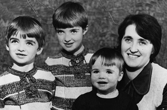 На фото 1970-х: братья Ноэл, Пол, Лиам Галлахеры с матерью Пегги. Она ушла от мужа Томми в 1986 из-за алкоголизма и насилия.