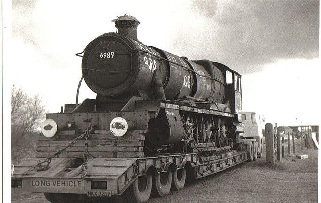 Вагон Уайтуик Холл (1948) проехал 640 000 миль с GWR. Списан в 1964, продан на металлолом в Барри, Южный Уэльс (на фото 1978).