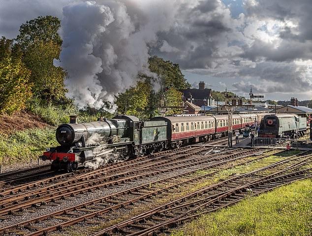 Спасенный от списания более 40 лет назад, паровоз Wightwick Hall выбран на роль Хогвартс-Экспресса для сериала о Гарри Поттере.