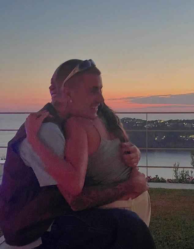 Несмотря на сообщения о кризисе в браке, пока Бибер активно постит, фото в Instagram показывают: супруги держатся вместе.