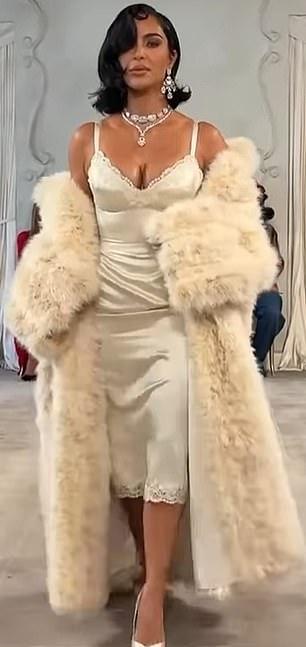 Крис Дженнер гордо показала видео Ким на подиуме Balenciaga с последнего шоу Демны в Париже.