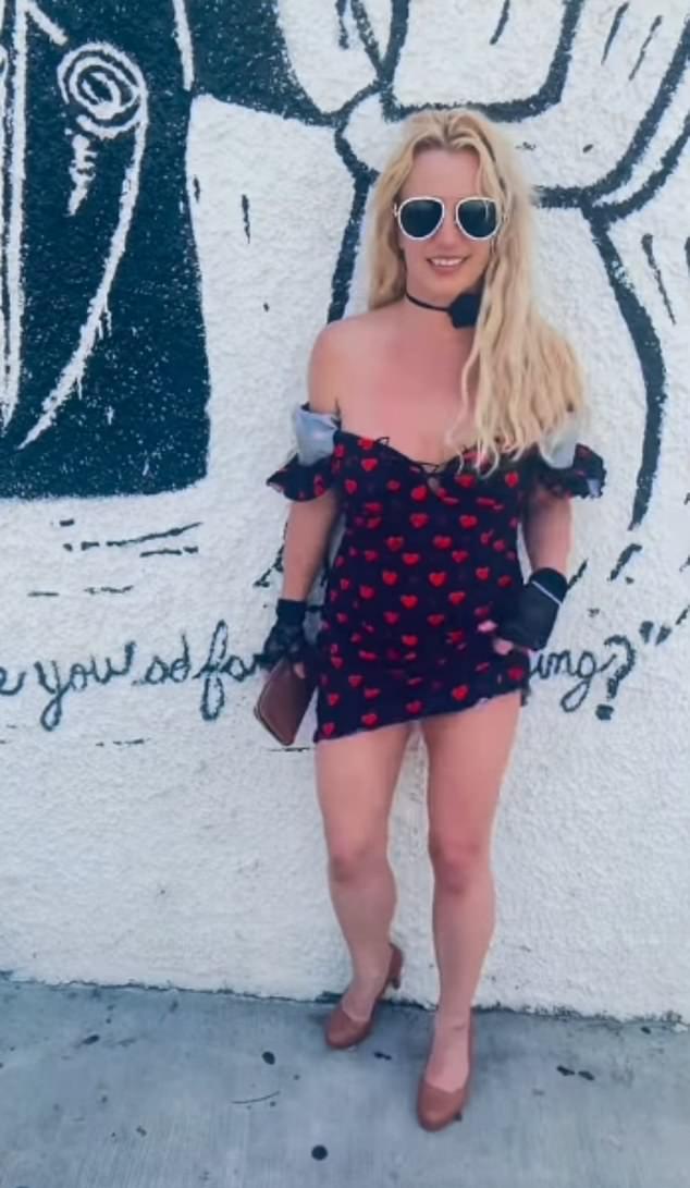 43-летняя певица выложила в Instagram в среду немое видео, где позирует в черном мини-платье с красными сердцами.