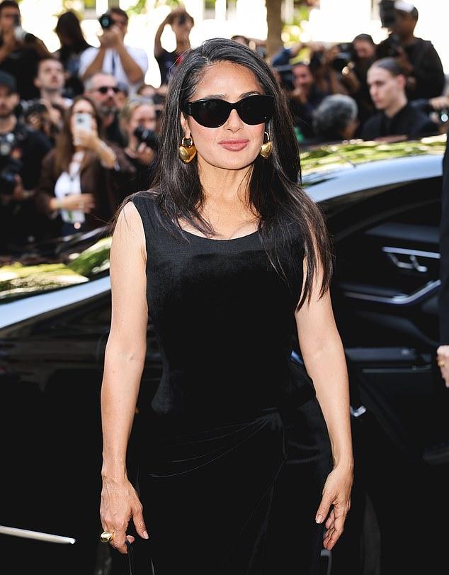 Сальма Хайек продемонстрировала естественную седину на Неделе моды в Париже