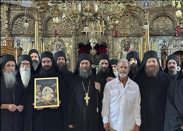 Событие последовало вскоре после духовного ретрита голливудской звезды в греческом монастыре Хиландар.