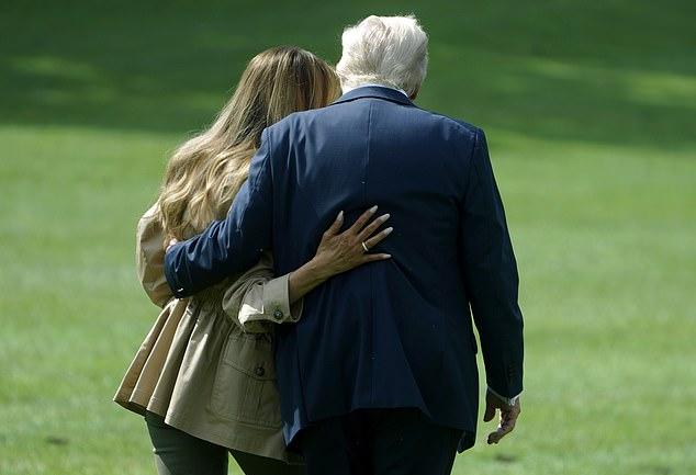 Дональд и Мелания Трамп выглядят влюбленными как никогда: по словам эксперта по языку тела, их «кокетливые» публичные проявления привязанности делают их похожими на «молодоженов»