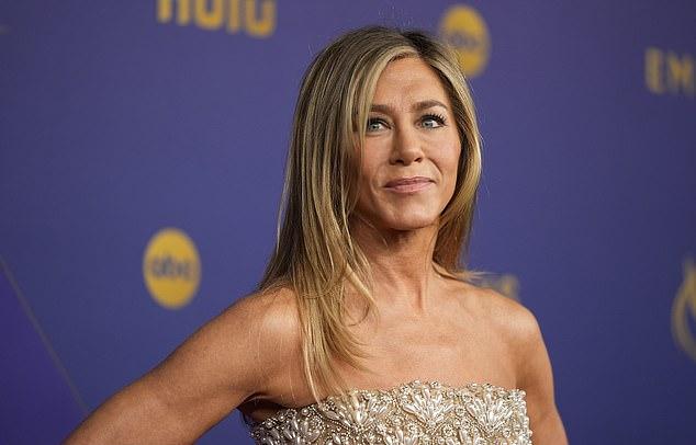 56-летнюю актрису из "Друзей" заметили на яхте Rising Sun на Майорке в компании Кертиса и ее звездных друзей.