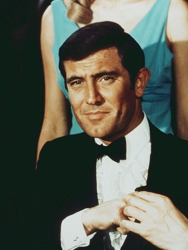 Спустя 50 лет после единственной роли Бонда, Лэзенби, бывший красавец, все еще демонстрировал классический шарм улыбкой.