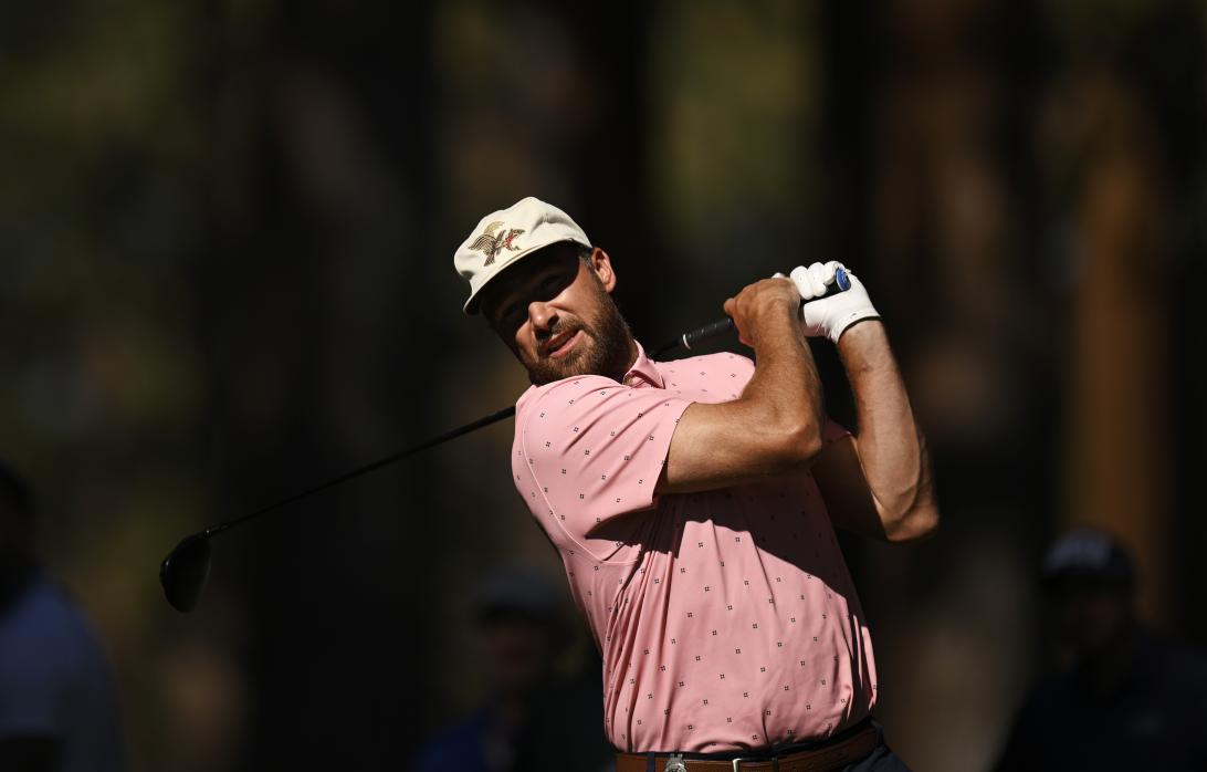 Трэвис Келси бьет со второй ти во втором раунде American Century Championship на Edgewood Tahoe в Стейтлайне, Невада, 12 июля 2025.