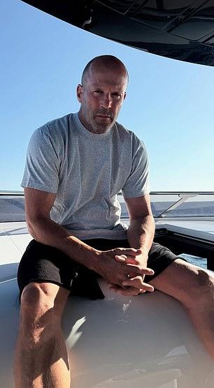 Рози восхищалась своим красавцем, показав его снимки, включая ч/б с его прыжком из воды.