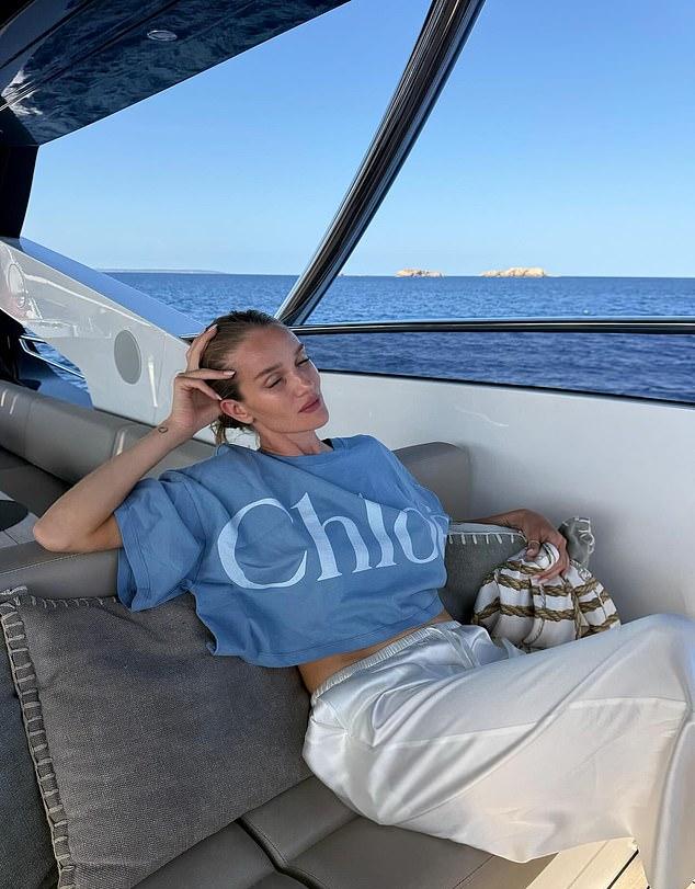 А еще она поразила, отдыхая на яхте: в объемной голубой футболке Chloé и элегантных белых шелковых брюках.