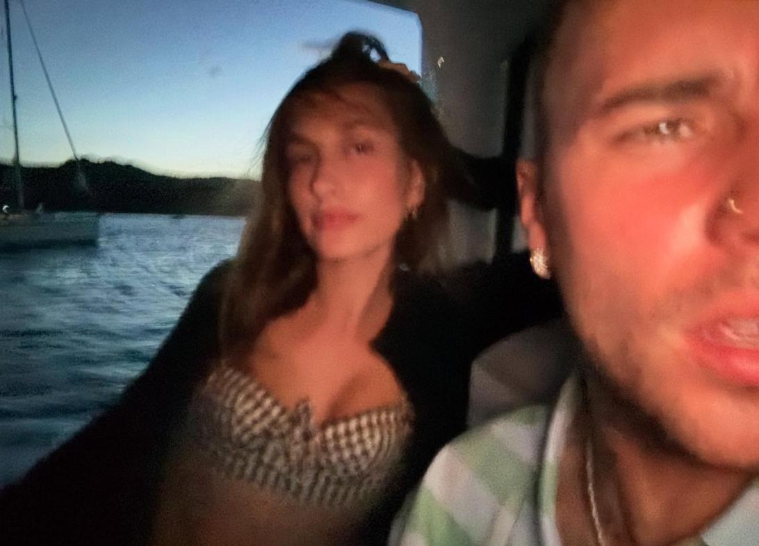 Джастин и Хейли Бибер на лодке в Италии в воскресном посте в Instagramе.