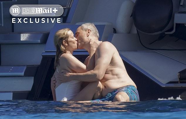 Риз Уизерспун замечена в романтическом отпуске с Оливером Хаарманом