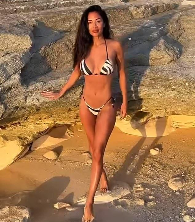 Николь Шерзингер в облегающем платье покидает свой отель в Нью-Йорке