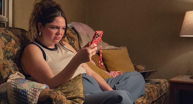 Лена приступила к новому проекту вскоре после успешной премьеры ее сериала Netflix "Too Much" 10 июля, со звездами Меган Сталтер и Уиллом Шарпом.