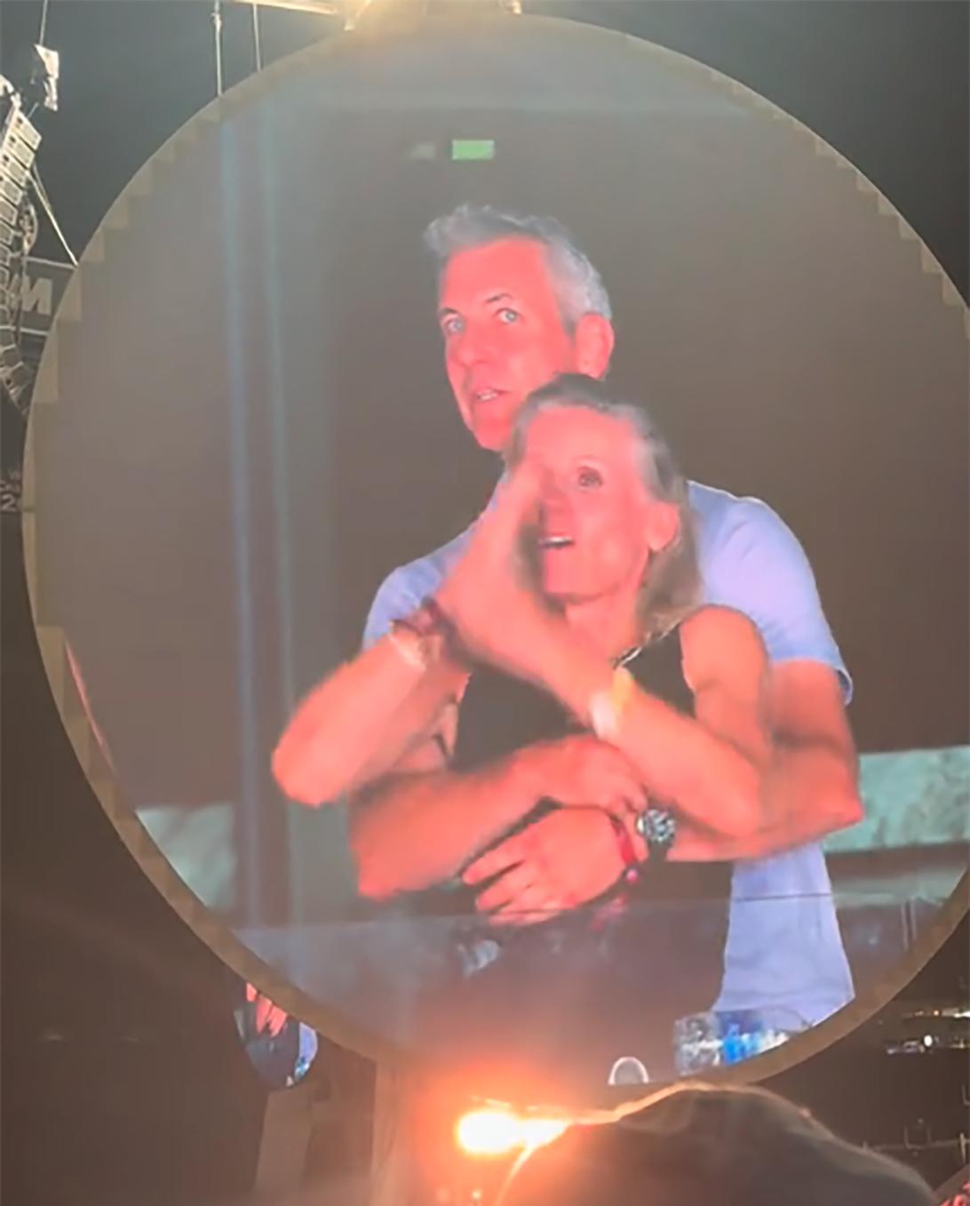 Энди Байрон и Кристин Кэбот на концерте Coldplay.