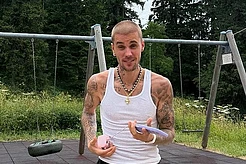 Хейли Бибер откровенно рассказала о влиянии стресса на ее организм на фоне финансовых проблем мужа Джастина