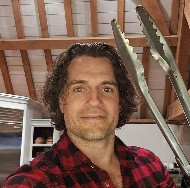 Генри Кавилл объявил пол первенца, впервые высказавшись об отцовстве и личном быте.