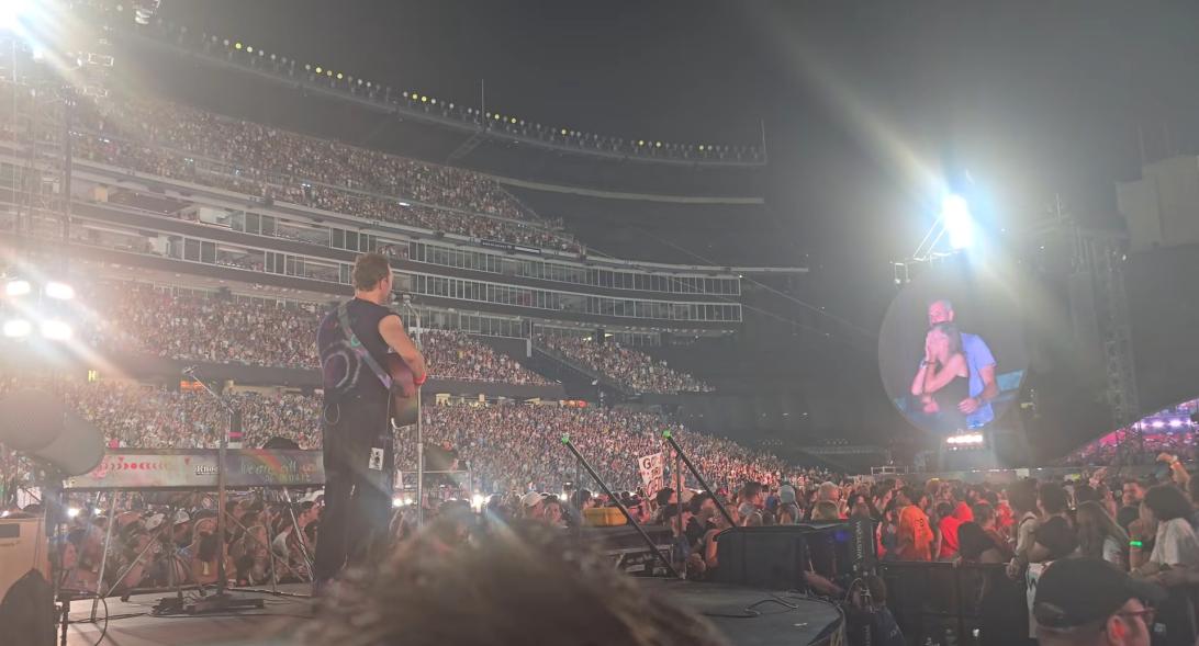 Энди Байрон и Кристин Кэбот на концерте Coldplay.