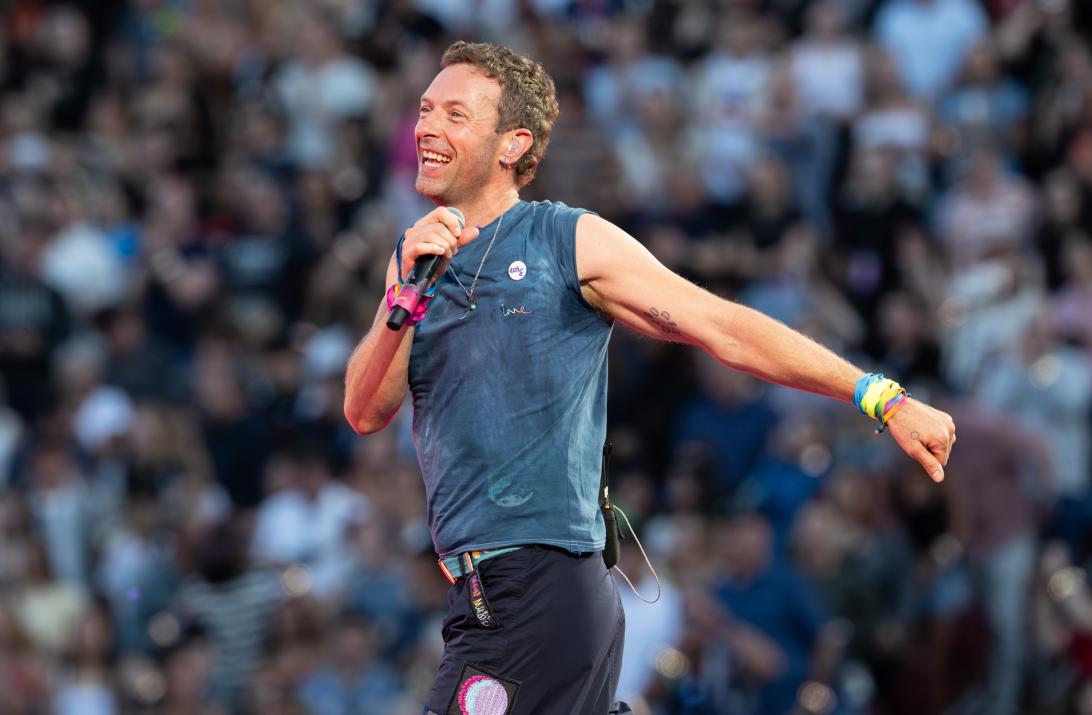 Крис Мартин подшутил над парой перед «камерой поцелуев» на концерте Coldplay, случайно раскрыв предполагаемый роман влиятельного генерального директора и руководителя отдела кадров его компании