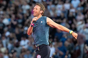 Крис Мартин подшутил над парой перед «камерой поцелуев» на концерте Coldplay, случайно раскрыв предполагаемый роман влиятельного генерального директора и руководителя отдела кадров его компании