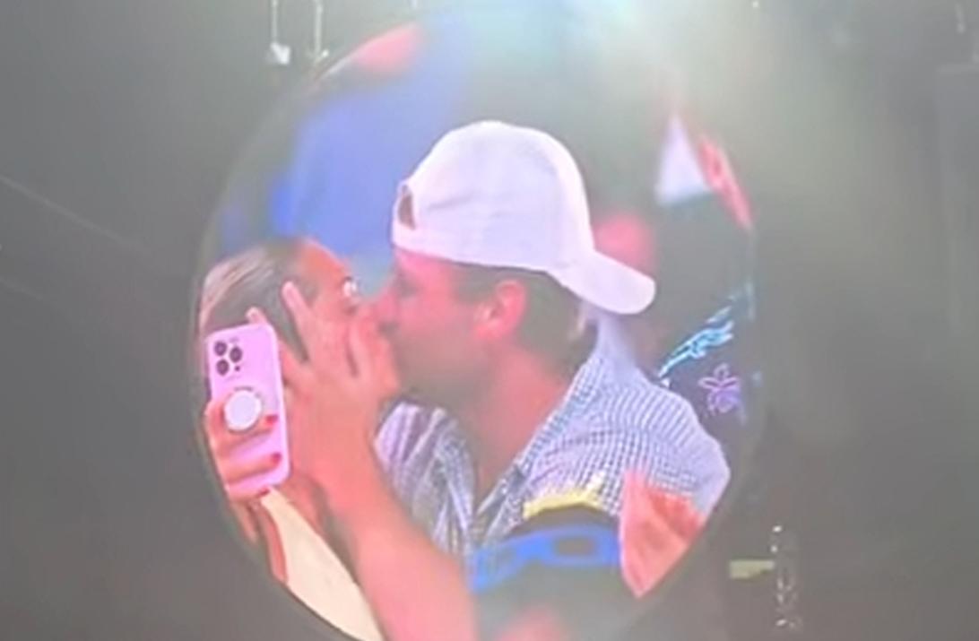 На концерте в среду Крис Мартин разыграл пару, попавшую в объектив kiss cam.