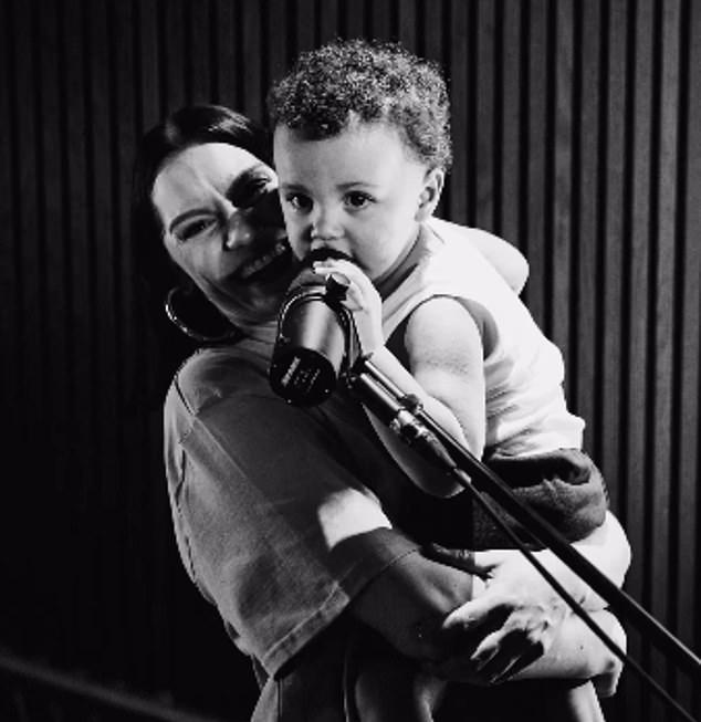 Мысль, что однажды она сможет обнять сына, помогала ей преодолевать трудности в изменчивой борьбе с болезнью.