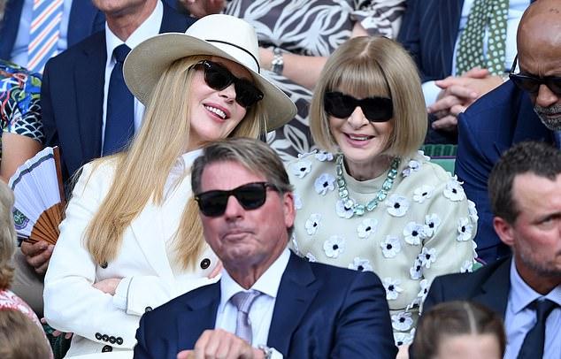 В Королевской ложе она сидела рядом с Анной Винтур из Vogue, узнаваемой по фирменному светлому каре и черным очкам.