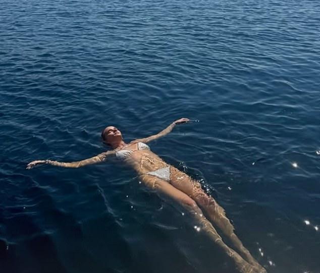 В кристально чистых водах океана Рози демонстрировала свой стальной пресс, наслаждаясь заслуженным отдыхом.