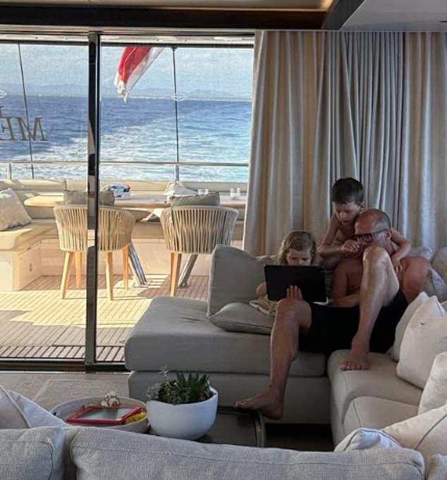 38-летняя модель показала в Instagramе семейную жизнь с женихом Джейсоном Стэйтемом и их детьми: 8-летним Джеком и 3-летней Изабеллой.