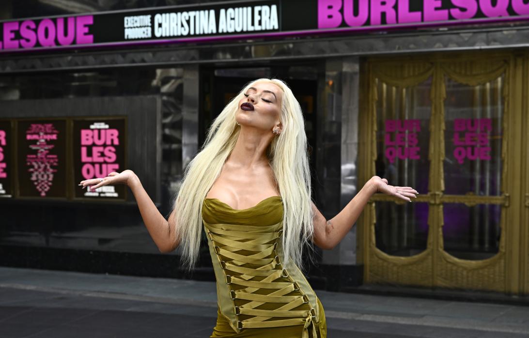 Кристина Агилера надела то же самое платье Versace, что и 22 года назад