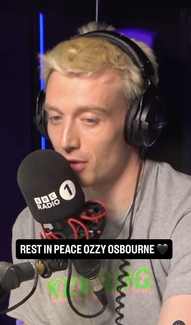 Во вторник вечером ведущий BBC Radio 1 Джек Сондерс эмоционально объявил в прямом эфире о смерти Оззи Осборна.