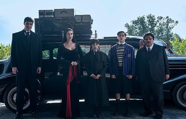Netflix раскрыл будущее хитовой "Уэнсдэй" после второго сезона, вызвав единодушную реакцию фанатов и новые кадры.