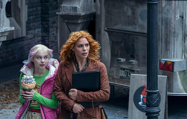 Netflix раскрыл 42-летнюю Билли как Изадору Капри – новую главу музыкального отдела Академии Невермор.
