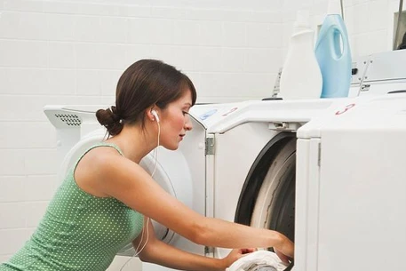 Как правильно стирать одежду из кожи, денима и кашемира