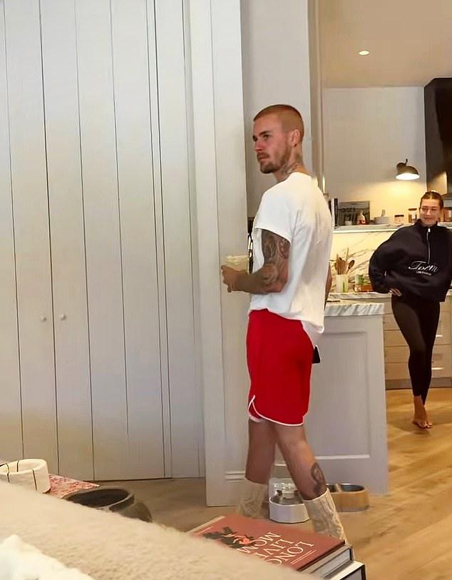 28-летняя Хейли появилась камео на заднем плане, одетая в черные леггинсы и толстовку.