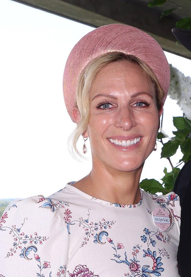 Зара на Royal Ascot блистала в платье Anna Mason и эффектном ободке Bee Smith.