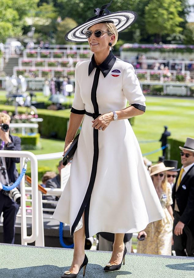 На Royal Ascot Зара преподала урок тихой роскоши, появившись в монохромном платье от Laura Green.
