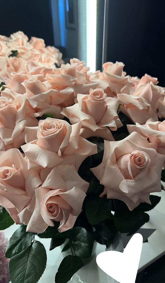 Сидни в субботу загадочно опубликовала в Instagram фото бледно-розовых роз с белым сердцем, оставив фанатов в догадках.