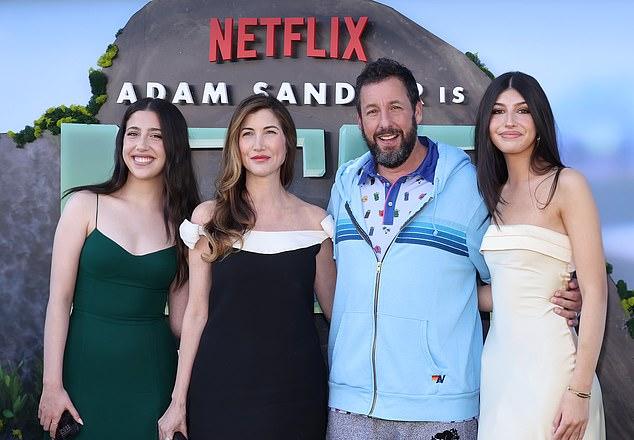 Слева направо: Сэди, Джеки, Адам и Санни Сэндлер на премьере фильма Netflix «Лео» в Лос-Анджелесе (2023).