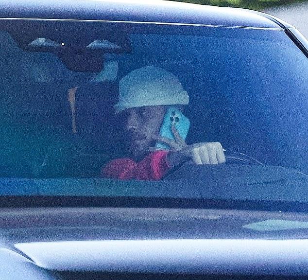 Джастин Бибер замечен покидающим штаб-квартиру SKYLRK в Западном Голливуде в субботу, в день его загадочного поста.