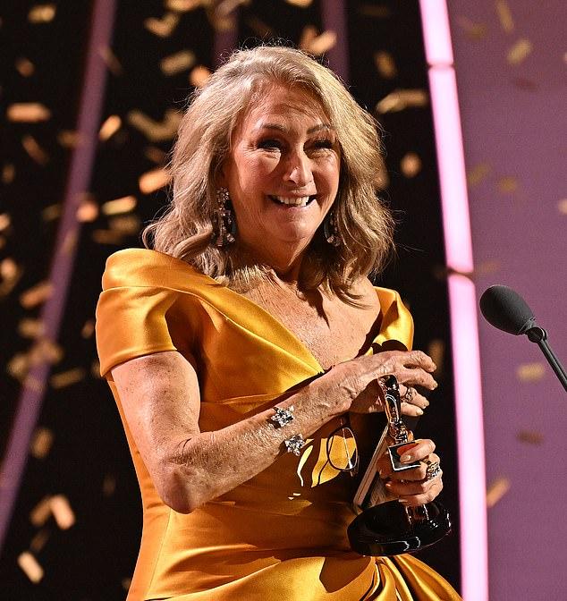 Премия Gold Logie самой популярной персоне австралийского ТВ досталась 72-летней Линн Макгрейнджер («Дом и в пути»). На сцене она не сдержала эмоций.