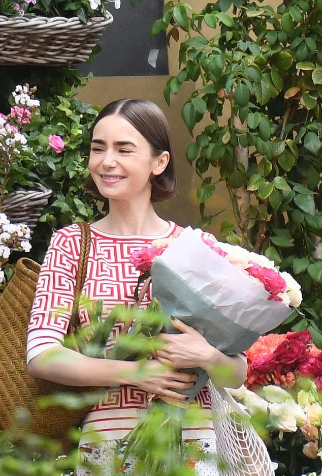 36-летняя актриса, исполнительница роли Эмили Купер, замечена у цветочного магазина с огромным розово-белым букетом.