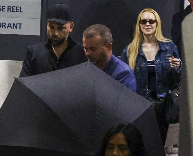Линдси прибыла с двумя дизайнерскими сумками: Miu Miu Wander за $3540 AUD и Hermès Birkin за $20000 AUD.
