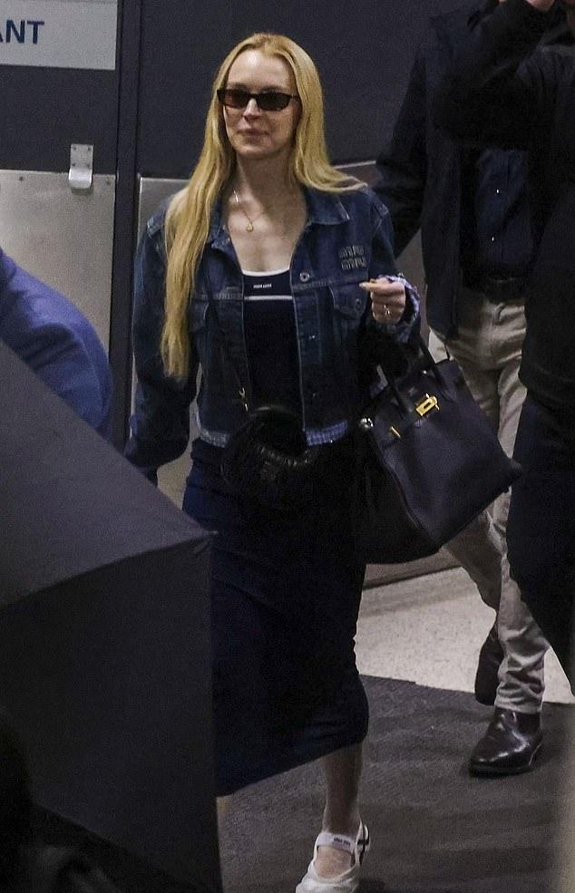 39-летняя накинула джинсовую куртку Miu Miu за $3350 AUD поверх повседневного наряда, чтобы согреться в аэропорту.