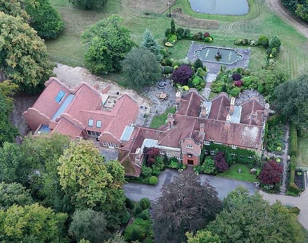 Оззи и Шэрон Осборн приобрели 250-акровое поместье Welders House в 1993 году, ставшее их частым убежищем.